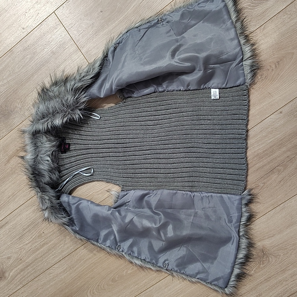 Ladies Fur Vest,  Size Small,  Ladies Jackets and Winter Wear - Picture 5 of 7